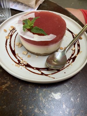 Cheesecake à la fraise  at Le VG D'Arles - La Cantine Végétale in Arles