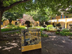 Courtyard where restaurant is at Le VG D'Arles - La Cantine Végétale in Arles