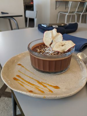 Chocolate pudding with apple crisps and toasted sesame seeds at Le VG D'Arles - La Cantine Végétale in Arles