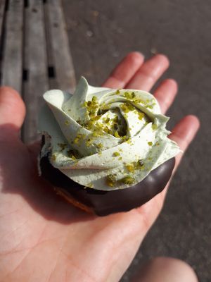Pistachio mini cronut at Chök in Barcelona