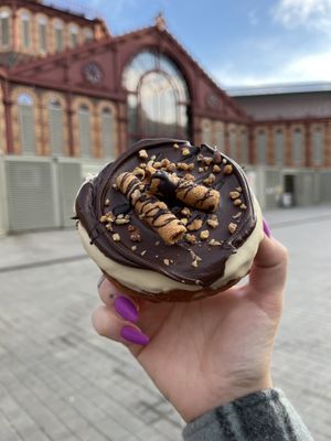 vegan cronut with white chocolage and hazelnut cream at Chök in Barcelona