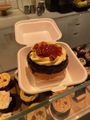 Cronut con mousse de mango y frutos rojos  at Chök in Barcelona