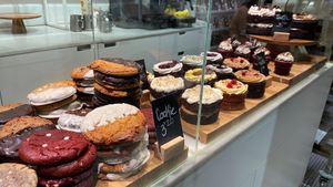 Surtido de galletas y tartas (veganas y no)  at Chök in Barcelona