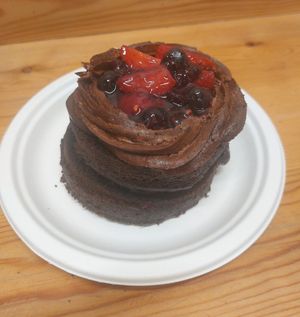 Vegan nutella and strawberry cake at Chök in Barcelona