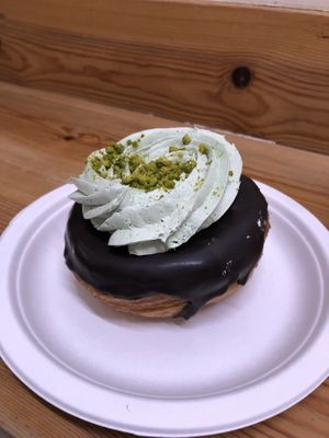 pistachio cronut  at Chök in Barcelona