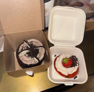 oreo créeme cake & strawberry glazed, so good!  at Chök in Barcelona