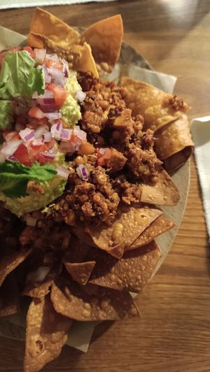 Totopos con "falsa carne de lentejas con chilli" at The Loft in Terrassa