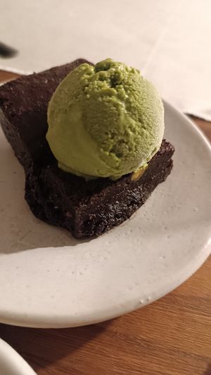 Brownie con helado de pistacho riquisimo at The Loft in Terrassa