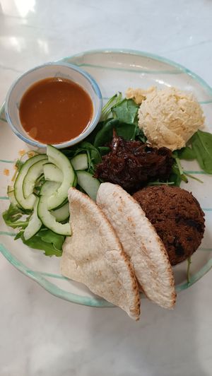 Burger con cebolla caramelizada, hummus, salsa de mostaza y agave, muy rico at The Loft in Terrassa