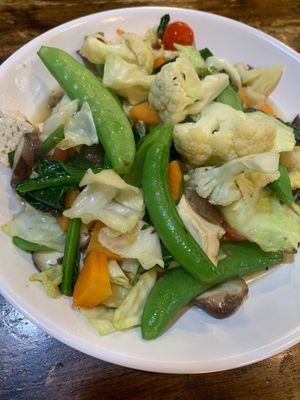 ผัดผักรวม  Mixed Stir-fried Vegetables. Excellent option for my sister and brother Muslims. 🇵🇸⚖️🗝️🌏🇪🇸🇵🇸⚖️👩🏽‍🍼 at CMU Vegan - Kinphak Cafe in Chiang Mai
