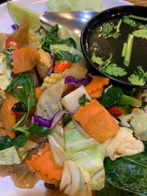 🇵🇸🇹🇭 เส้นใหญ่ผัดขี้เมา Apartheid-free Stir-fried Large Noodles with Vegetables, from the 🇵🇸⚖️ River🇵🇸🗝️ to the Se at CMU Vegan - Kinphak Cafe in Chiang Mai