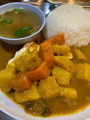 แกงกะหรี Yellow Curry 🇹🇭👩🏽‍🍼🇵🇸 at CMU Vegan - Kinphak Cafe in Chiang Mai