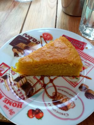 Cake for dessert at Veganitessen in Sevilla