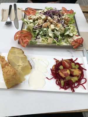 Cesar salad at Veganitessen in Sevilla