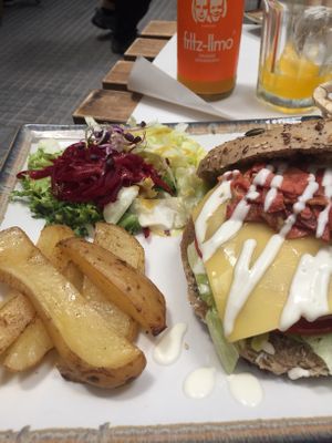 Cheese & bacon burger at Veganitessen in Sevilla
