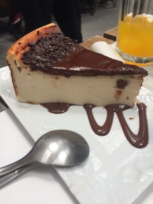 Chocolate cheesecake at Veganitessen in Sevilla