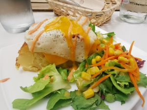 Tortilla with vegan egg and vegan bacon at Veganitessen in Sevilla