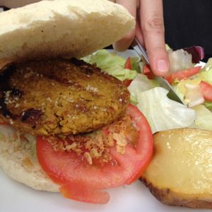 seitan burger at Veganitessen in Sevilla