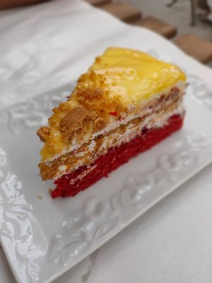 Red velvet at Veganitessen in Sevilla