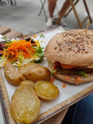 Burguer bacon&egg (beyond) at Veganitessen in Sevilla
