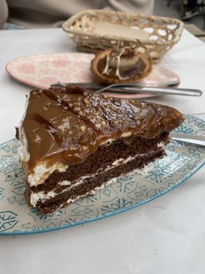 Gluten free cake at Veganitessen in Sevilla