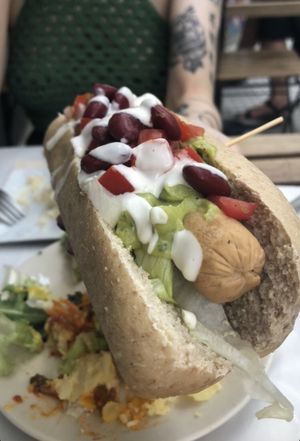 Hot dog con pico de gallo, alubias y guacamole   at Veganitessen in Sevilla