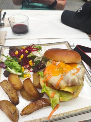 Egg & bacon vegan burger at Veganitessen in Sevilla