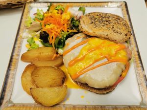 Vegan bacon and egg burger at Veganitessen in Sevilla