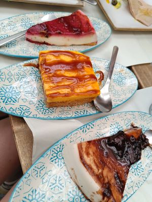 Cheesecakes and vainilla pudding at Veganitessen in Sevilla
