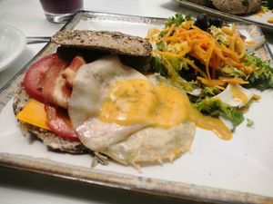 Brunch inglés. El huevo espectacular. Alucinas. at Veganitessen in Sevilla