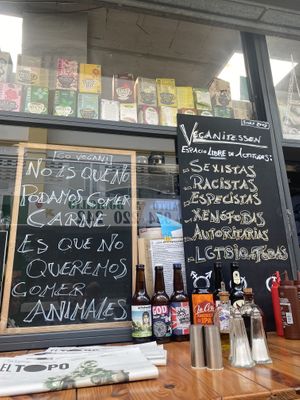 Good atmosphere !  at Veganitessen in Sevilla