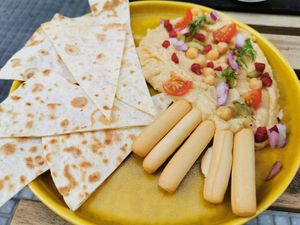 Humus with little things at Veganitessen in Sevilla