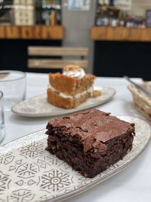 Brownie and carrot cake  at Veganitessen in Sevilla