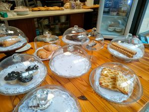 Vitrina de postres at Veganitessen in Sevilla