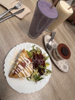 Tiramisu and smoothies   at Veganitessen in Sevilla