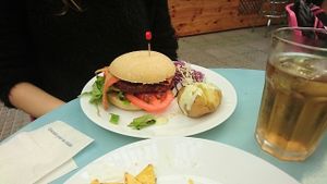 Hamburguesa con bacon y queso at Veganitessen in Sevilla