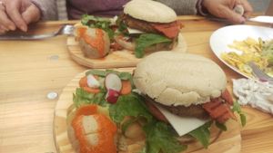 Hamburguesas con bacon  at Veganitessen in Sevilla