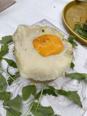 Yesss it’s vegaaaaan!  at Veganitessen in Sevilla