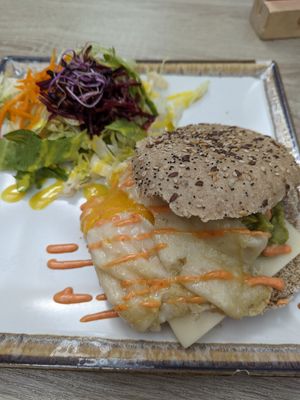 Vegan cheese-egg-guacamole bunwich at Veganitessen in Sevilla