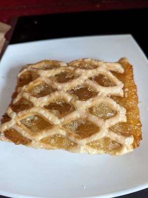 Apple pastry at Veganitessen in Sevilla