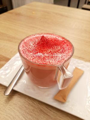 Pink latte at Veganitessen in Sevilla