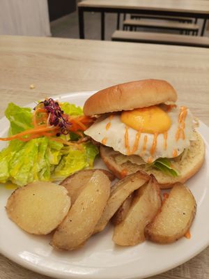 Bacon Egg burger at Veganitessen in Sevilla