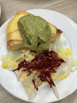 Tortilla con queso vegano y guacamole  at Veganitessen in Sevilla