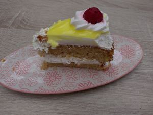 Lemon cake at Veganitessen in Sevilla