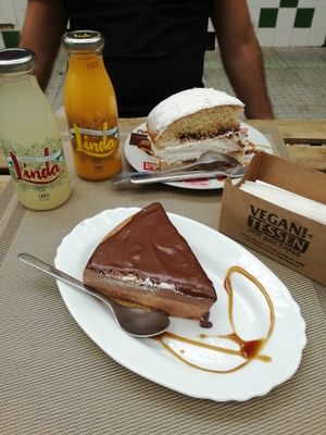 Dolci e bevande gustosi at Veganitessen in Sevilla