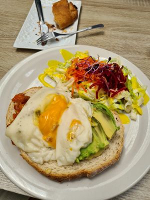 Avocado, "salmon" and "egg" at Veganitessen in Sevilla