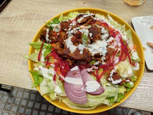 Ensalada césar con seitán casero (chef kiss) at Veganitessen in Sevilla