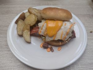 Ban and egg smash burger was anazing at Veganitessen in Sevilla