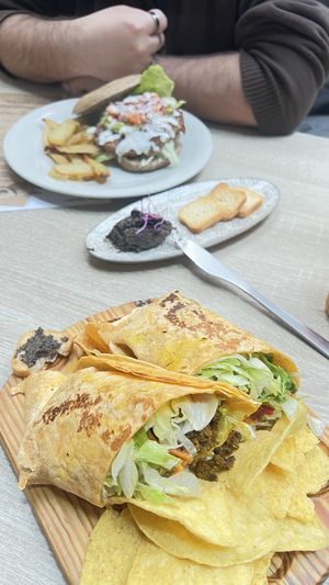 ¡Todo estaba riquísimos! También tomamos dulces, y también estaban tremendos. Os recomiendo que reservéis por la web! #Veganuary at Veganitessen in Sevilla