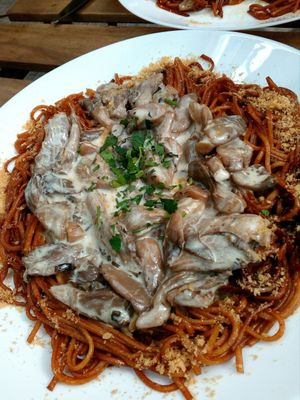 tallarines with mushrooms at Veganitessen in Sevilla